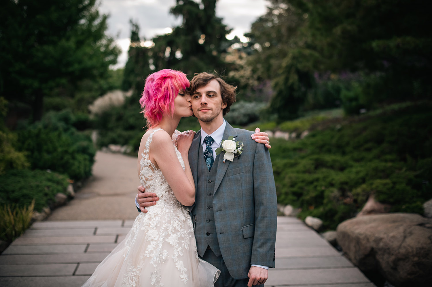 bride with pink hair and groom at MN arboretum